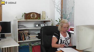 தி பெனிஃபிட் குரங்கிலிருந்து கவர்ச்சியான அனஸ்டாசியா ப்ரோக்லினுடன் வீடியோ போஸ்