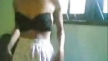 அபி மலேயின் அற்புதமான அபி மலேயுடன் மொட்டையடிக்கப்பட்ட படம்